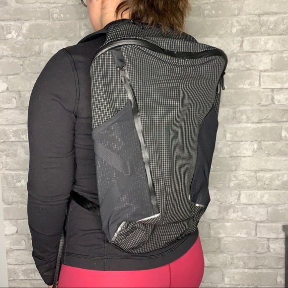 Lululemon More Miles Active Backpack NWT Black - Picture 3 of 16